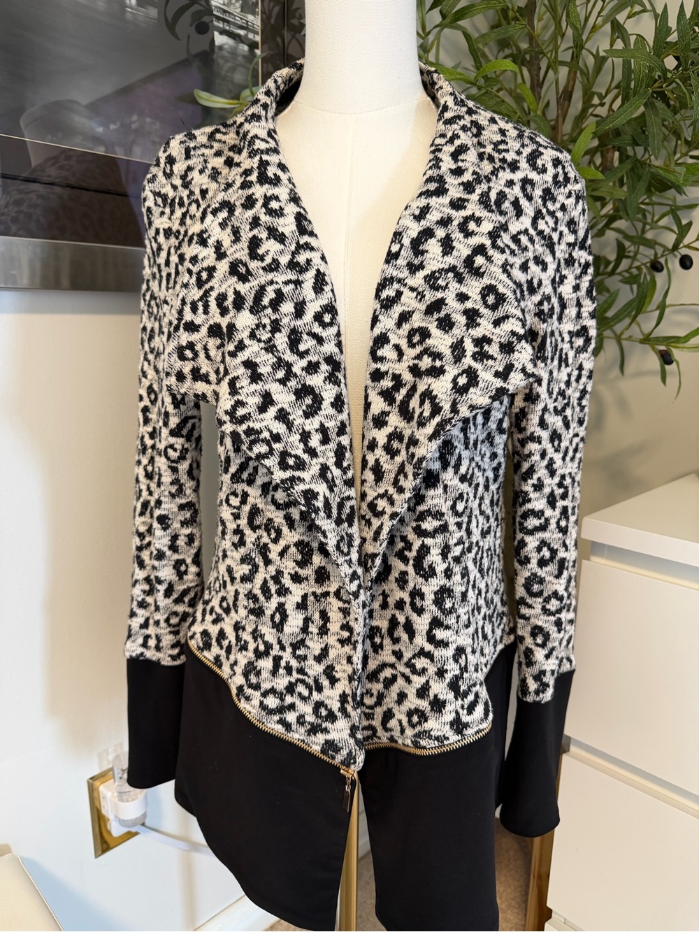 Frank Lyman Black Cream Leopard Draped Cardigan Sweater Size 8
